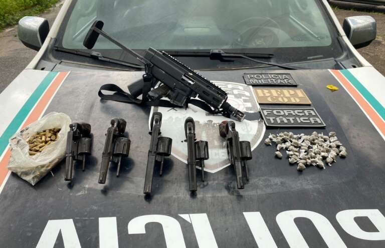 PMCE captura trio e apreende seis armas e mais de 100 munições em Miraíma