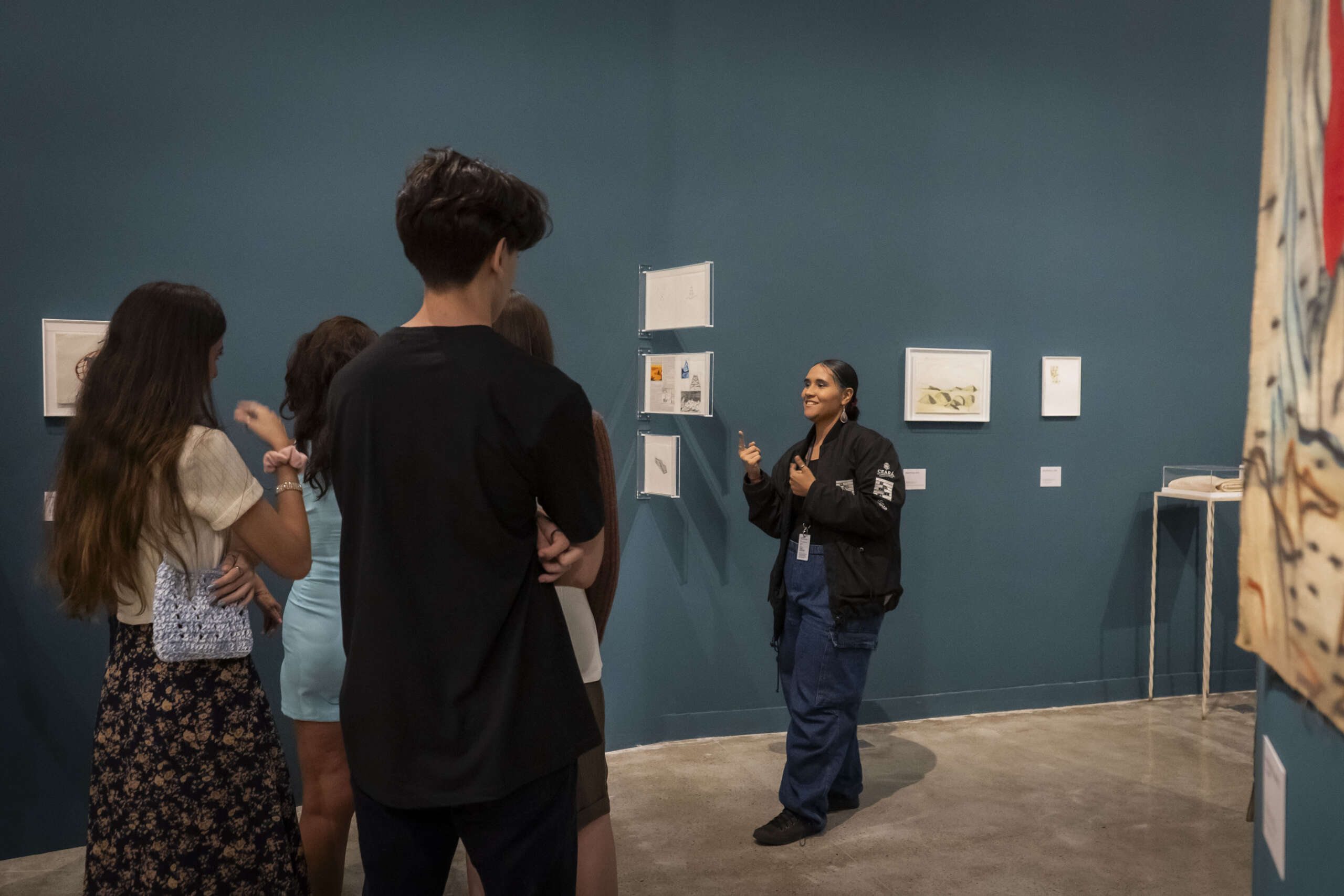 Pinacoteca do Ceará oferece oficina de bordado para surdos, visitas mediadas e atividades infantis