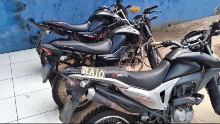 PMCE prende dupla, recupera motocicletas roubadas e apreende armas de fogo e munições em Paracuru