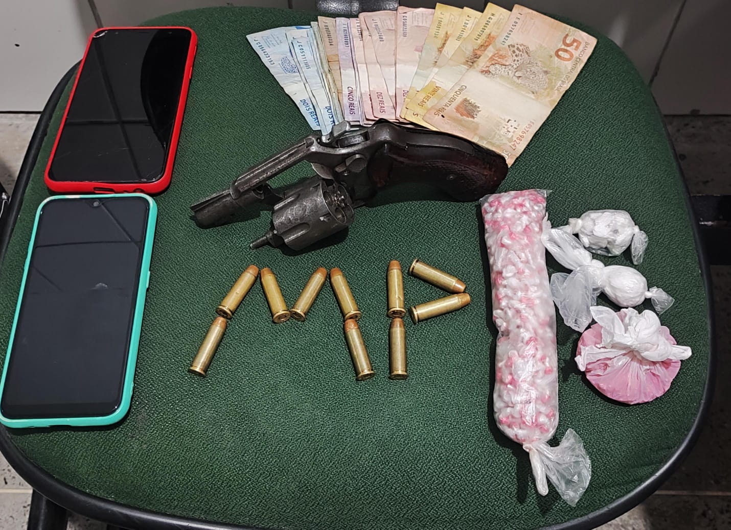 Quatro pessoas são presas pela PMCE em posse de drogas e arma na Capital