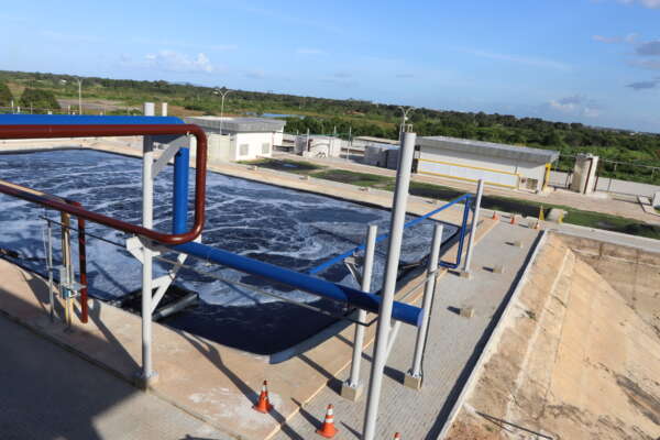 Projeto pioneiro com participação estatal entrega estação de reuso de água para processos industriais