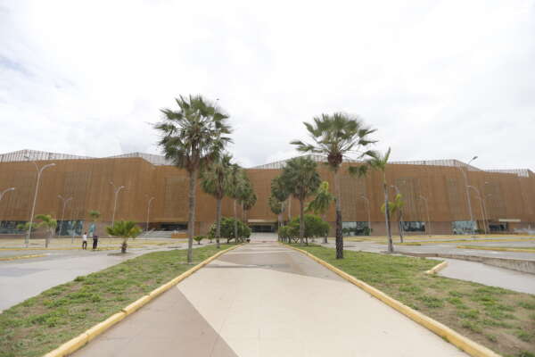 Centro de Eventos do Ceará recebe troféu de equipamento turístico destaque do ano