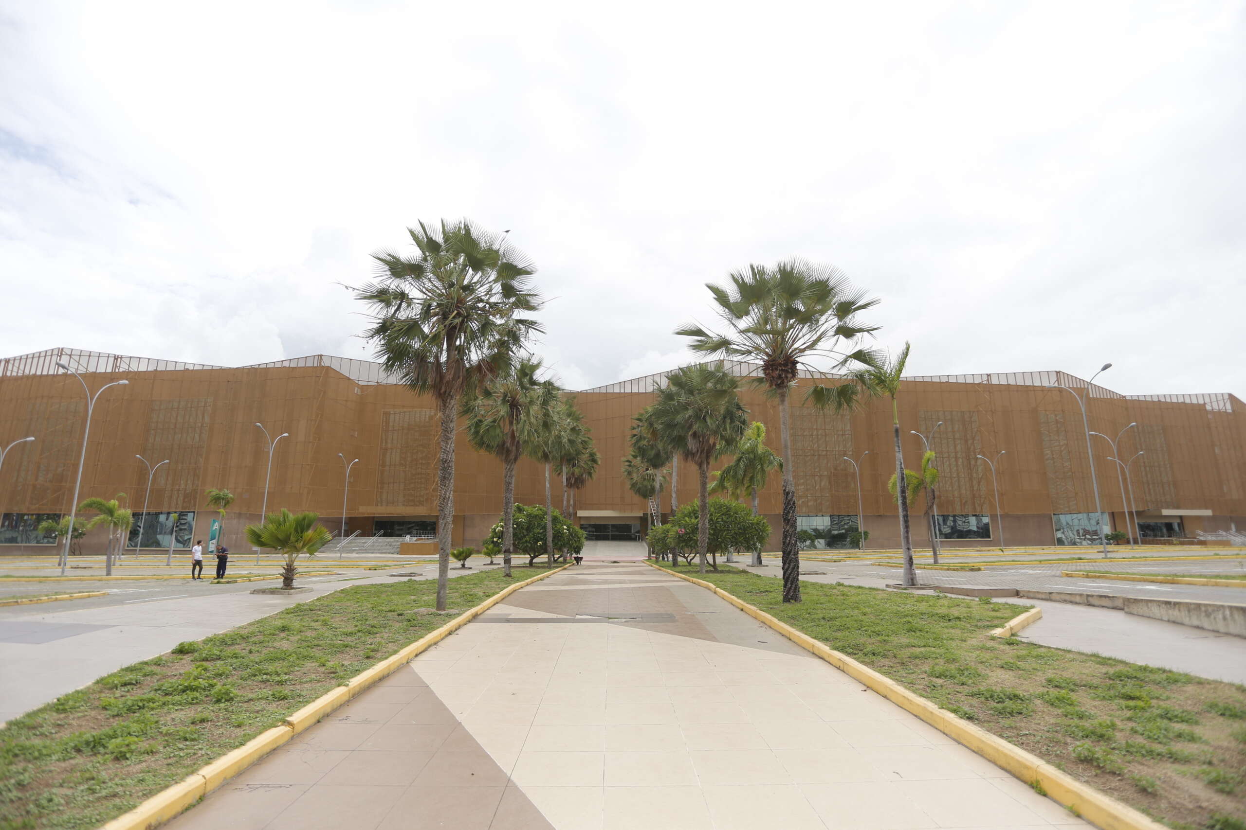 Centro de Eventos do Ceará recebe troféu de equipamento turístico destaque do ano