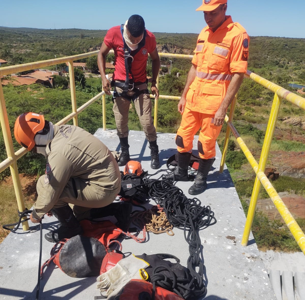 CBMCE auxilia concessionária de energia em reparo na cidade de Banabuiú