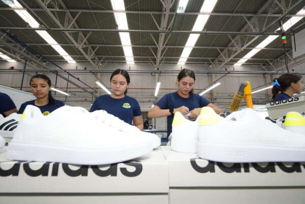 Governador visita indústrias em Quixeramobim e reafirma apoio para a geração de empregos