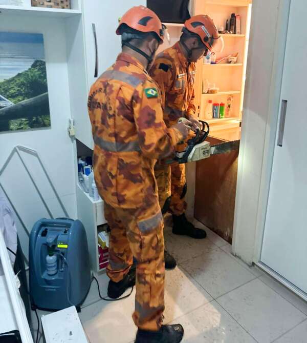 Corpo de Bombeiros resgata idoso após queda em banheiro de apartamento no Meireles