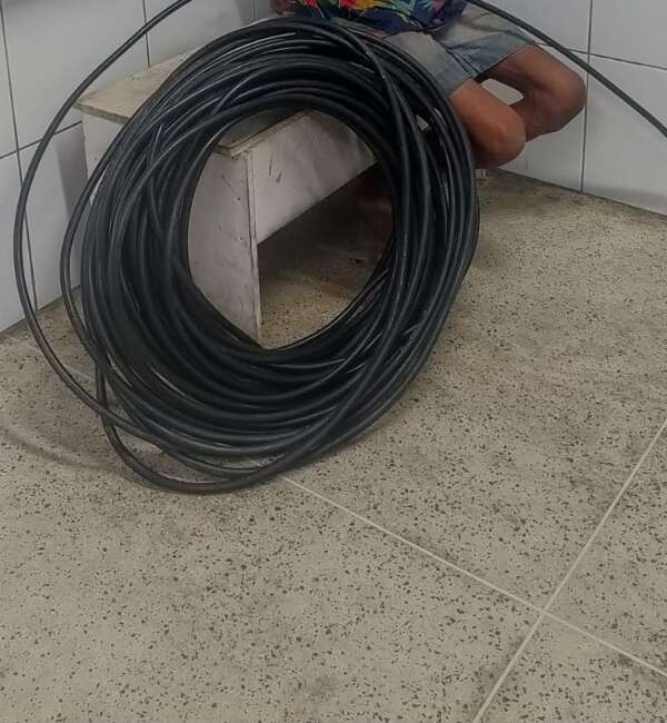 PMCE prende suspeito por furto de 50m de fios de cobre na Serrinha