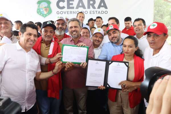 Em Quixeramobim, 40 famílias do Assentamento Nova Jerusalém recebem do Governo do Ceará a imissão de posse