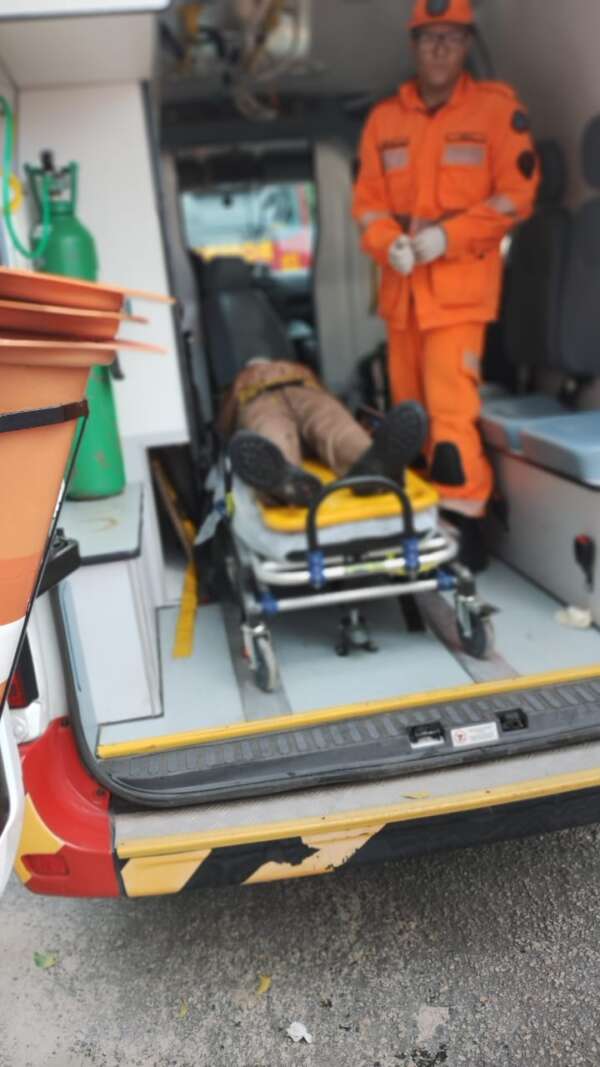 Idoso é resgatado após cair em canal no Conjunto Ceará