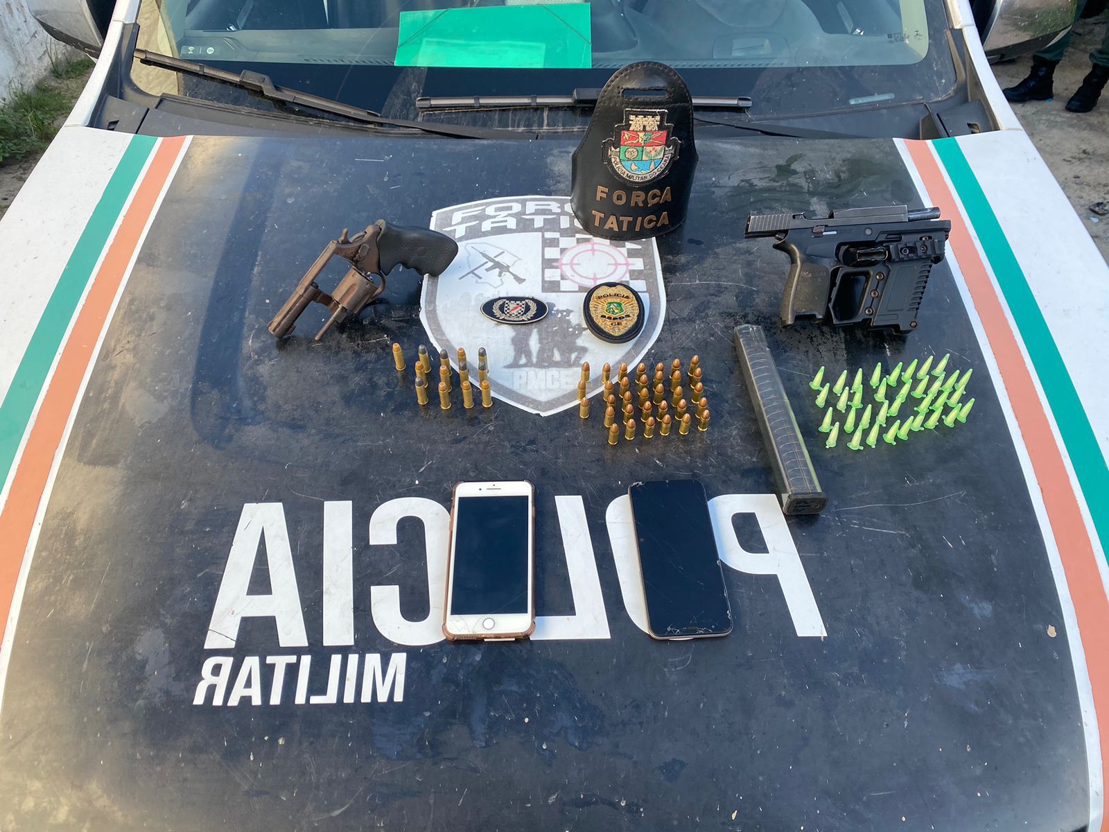 PMCE apreende dois adolescentes, armas de fogo e drogas em Caucaia