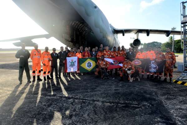 Bombeiros do Governo do Ceará embarcam para trabalhar no resgate das vítimas de enchentes no Rio Grande do Sul