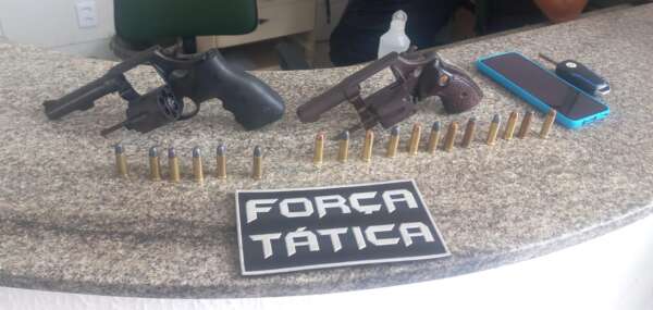 PMCE detém quarteto e apreende quatro armas de fogo e veículos roubados em Itapipoca