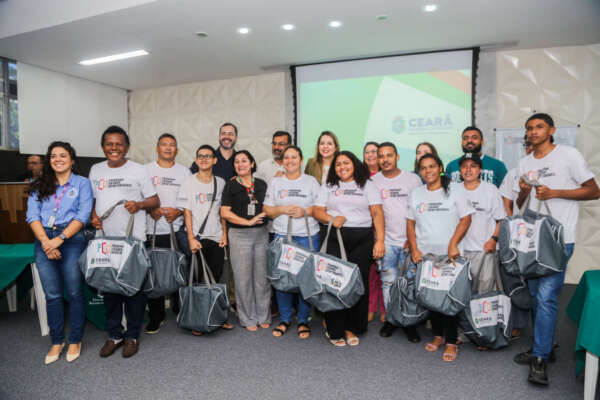 Mais de 200 jovens e adultos recebem certificado de qualificação profissional, em Fortaleza