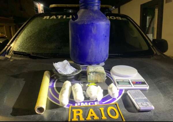 Em Milagres, PMCE apreende 700g de drogas enterradas em balde de leite; dois suspeitos foram presos