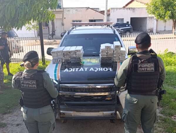 Em Nova Russas, PMCE prende suspeito com mais de 50kg de maconha em ônibus interestadual