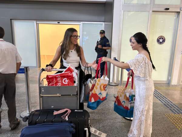 Turistas do primeiro voo Orlando-Fortaleza são recepcionados pelo Governo do Ceará