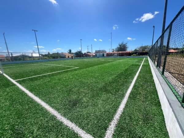 Fruto da parceria entre Estado, sociedade e Município, areninha de número 372 é entregue em Quixadá