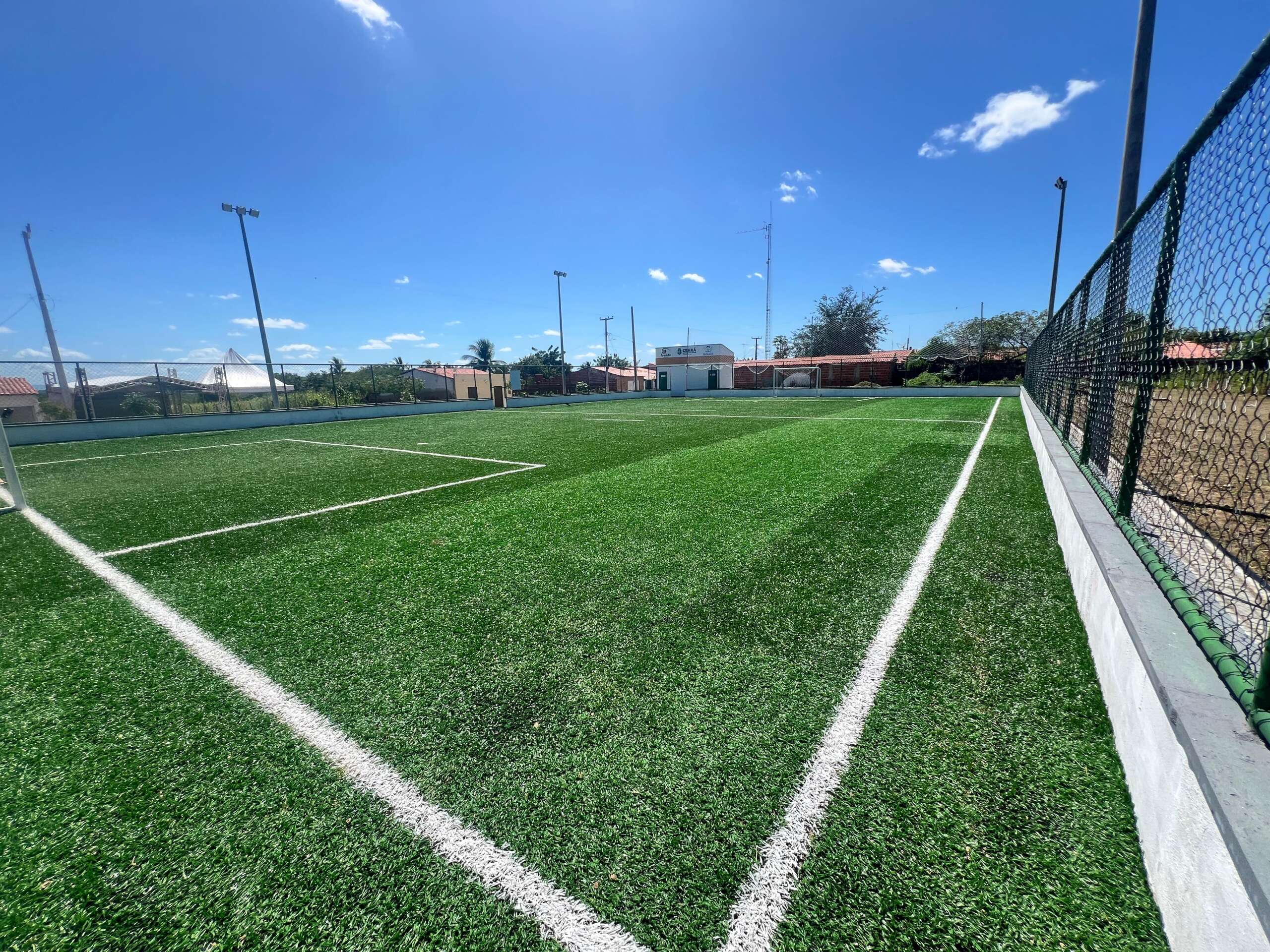 Fruto da parceria entre Estado, sociedade e Município, areninha de número 372 é entregue em Quixadá