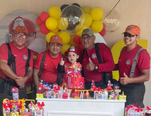 Corpo de Bombeiros surpreende e celebra aniversário de criança na Capital