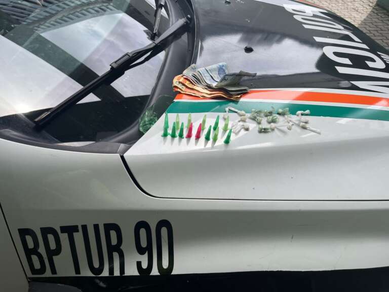 PMCE prende dois suspeitos por tráfico de drogas no bairro Mucuripe