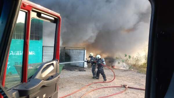 Corpo de Bombeiros controla incêndio em galpão de reciclagem em Morada Nova