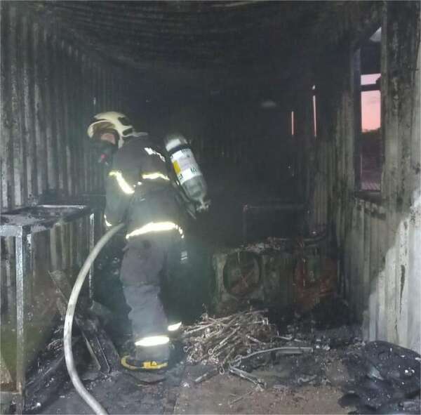 Corpo de Bombeiros debela incêndio em container no interior do Ceará