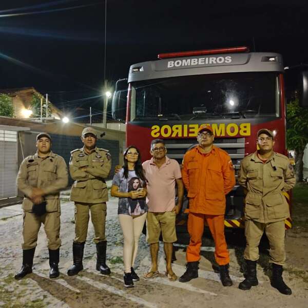 Corpo de Bombeiros resgata cassaco em telhado de residência em Quixadá