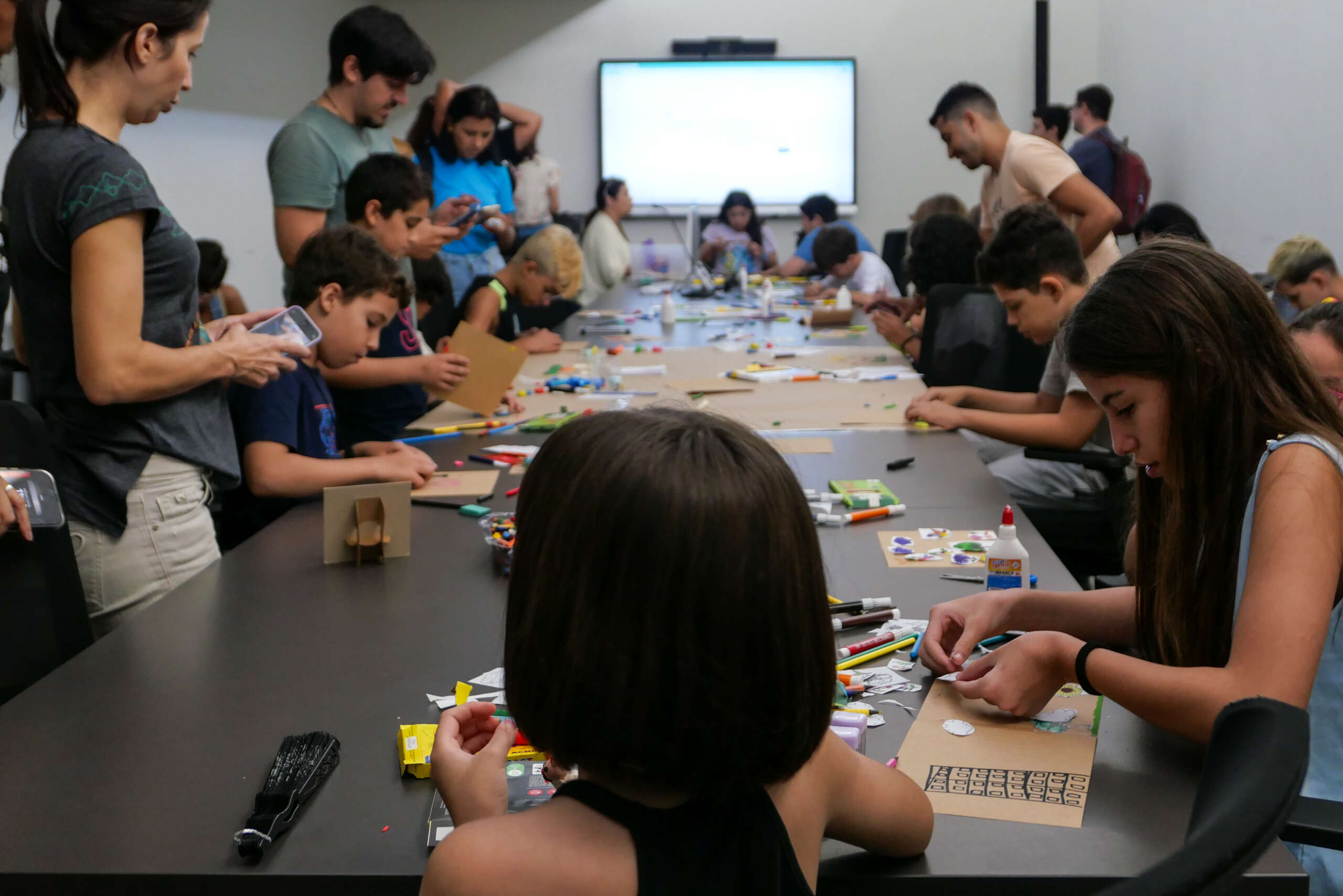 Oficina de pintura e animação digital com VJ Suave encerra a programação do Férias no MIS