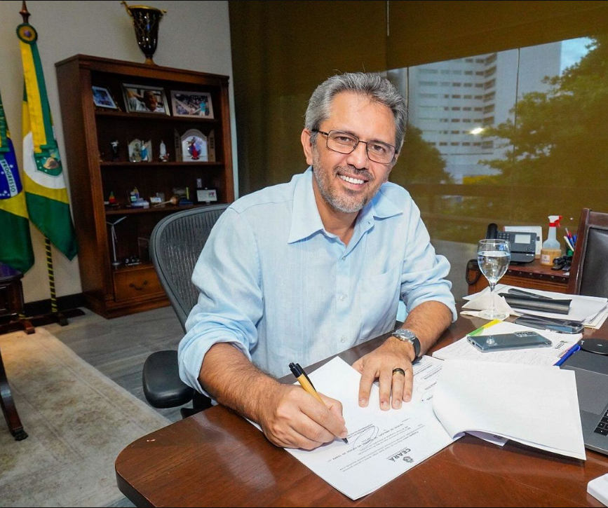 Governador Elmano de Freitas sanciona lei que cria o PCCR dos servidores da Adagri