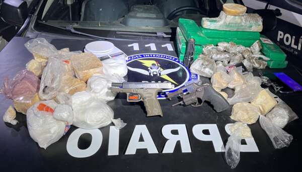 Polícia Militar prende dupla com 16 kg de drogas e duas armas de fogo em Ipu
