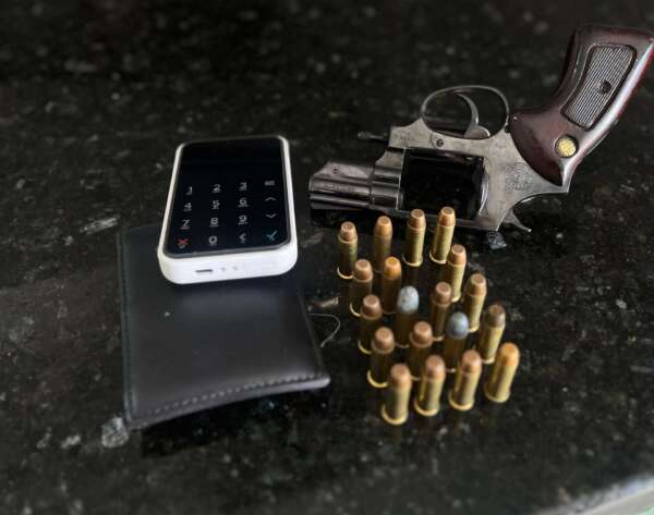 Dupla é presa em flagrante pela PMCE após roubo de veículo no Parque Dois Irmãos