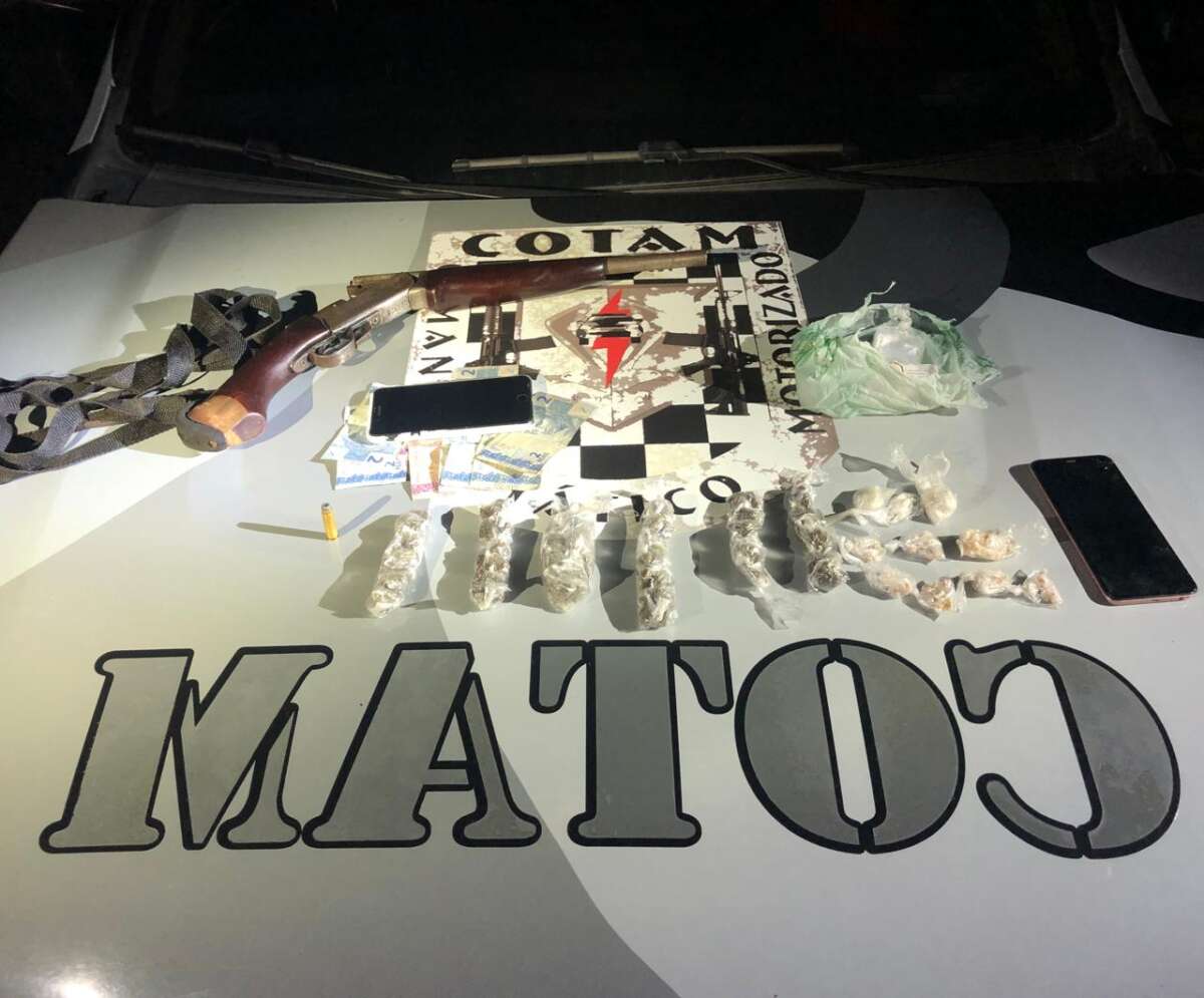 Suspeita é presa pela PMCE com 188 papelotes de drogas e arma de fogo em Cascavel