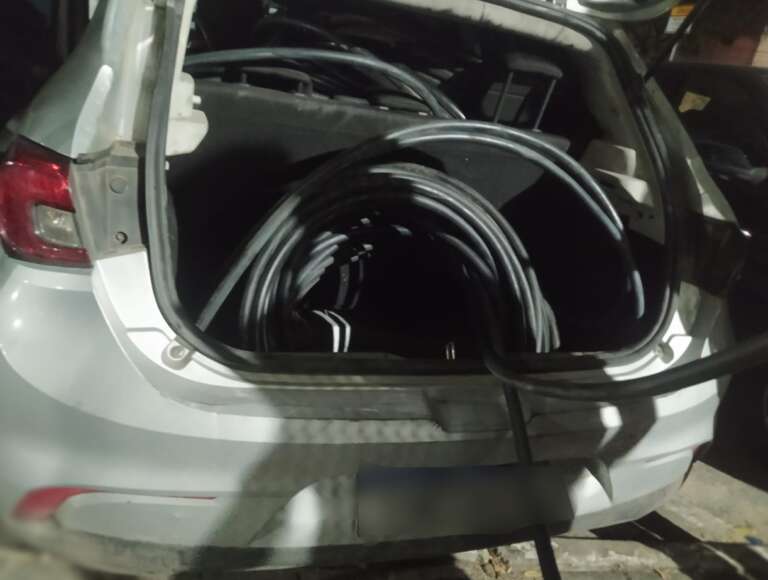 PCCE prende dupla e apreende veículo adulterado e fios furtados em Maracanaú