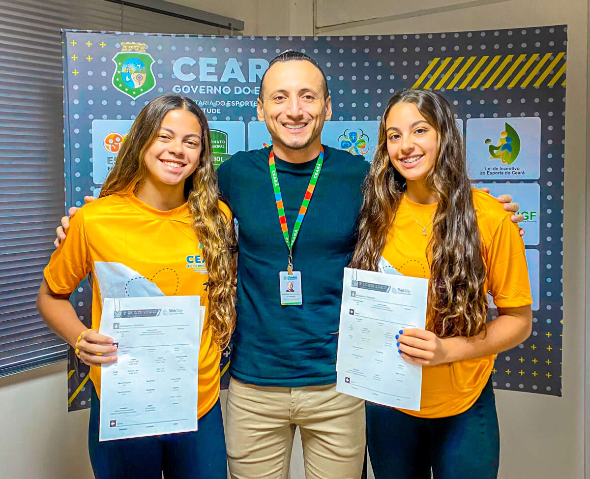 Governo do Ceará entrega passagens aéreas para atletas da modalidade de Vôlei de Praia