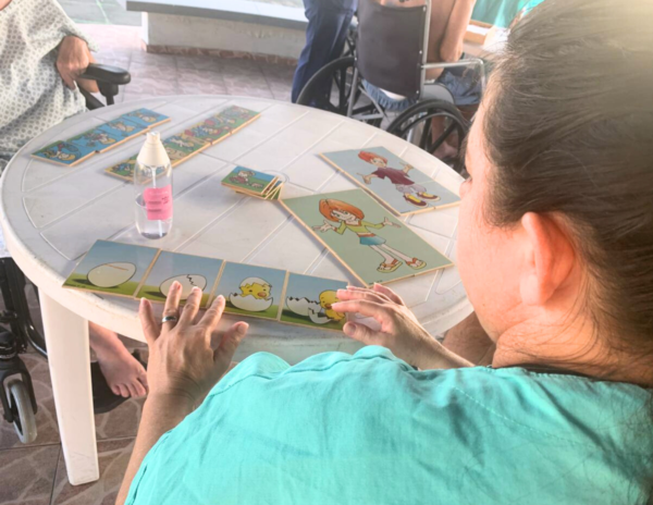 Jogos como xadrez e quebra-cabeça ajudam na reabilitação de pacientes na Casa de Cuidados do Ceará