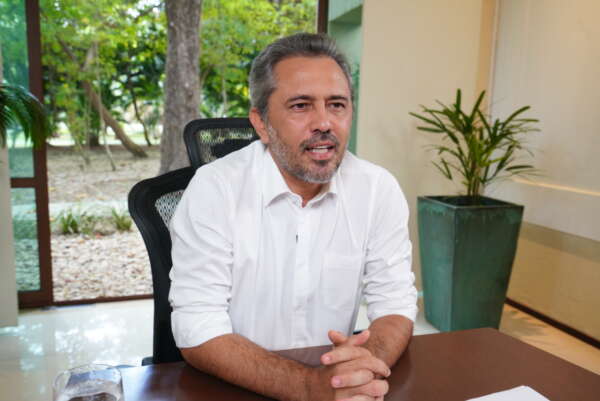 Governador Elmano participa de uma das maiores feiras automobilísticas do mundo durante viagem à China