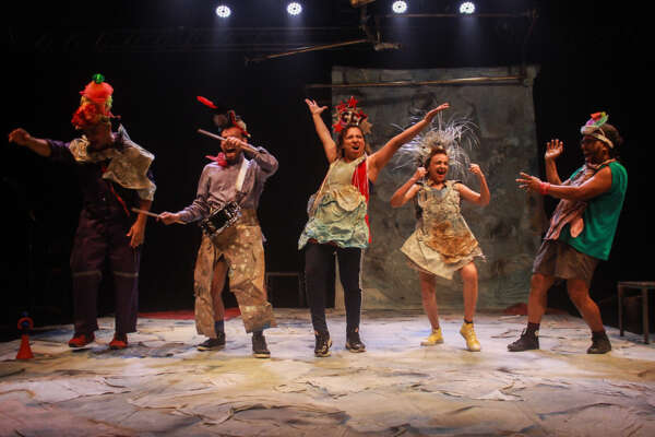 A indústria da seca é tema de “A Força da Água”, novo espetáculo que o Grupo Pavilhão da Magnólia apresenta no Cineteatro São Luiz