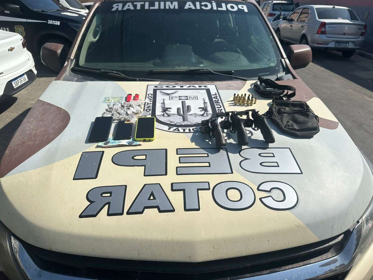 PMCE captura trio em Caucaia e apreende revólveres, drogas e produtos de roubo