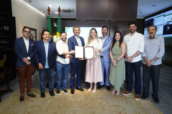 Governador Elmano de Freitas sanciona projeto de lei que amplia licença-paternidade para servidores estaduais