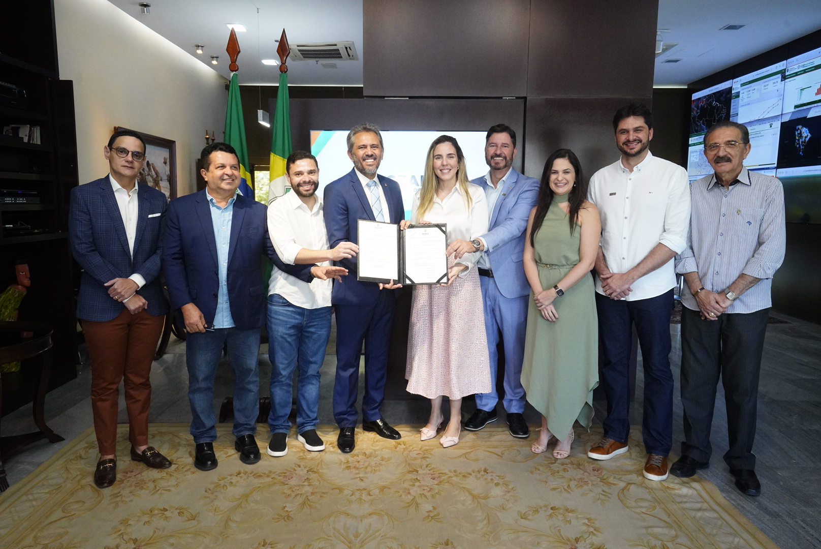 Governador Elmano de Freitas sanciona projeto de lei que amplia licença-paternidade para servidores estaduais