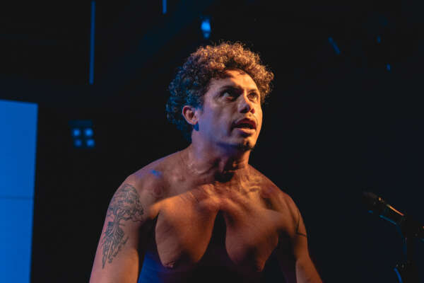 Silvero Pereira retorna ao Cineteatro com “Pequeno Monstro”, espetáculo que investiga histórias de infâncias LGBTQIAP+