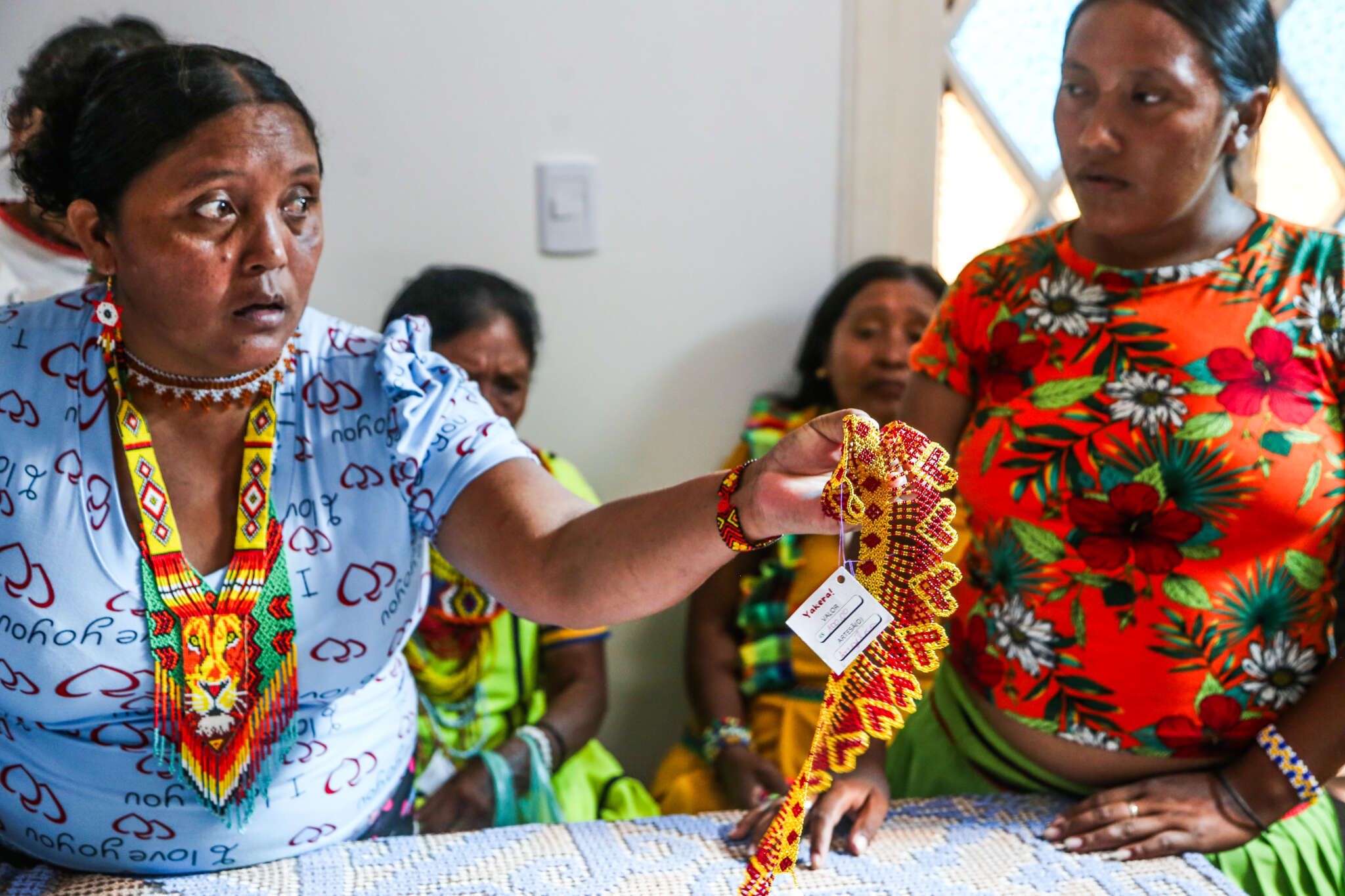Indígenas da etnia Warao recebem materiais para produção de peças que serão comercializadas na CeArt