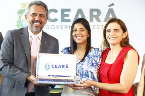 Valorização da educação: Governo do Ceará entrega mais de 2 mil notebooks para professores da rede estadual