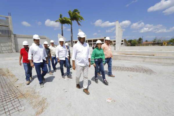 Governador Elmano de Freitas visita obras de escola e Mercado Municipal em Caucaia