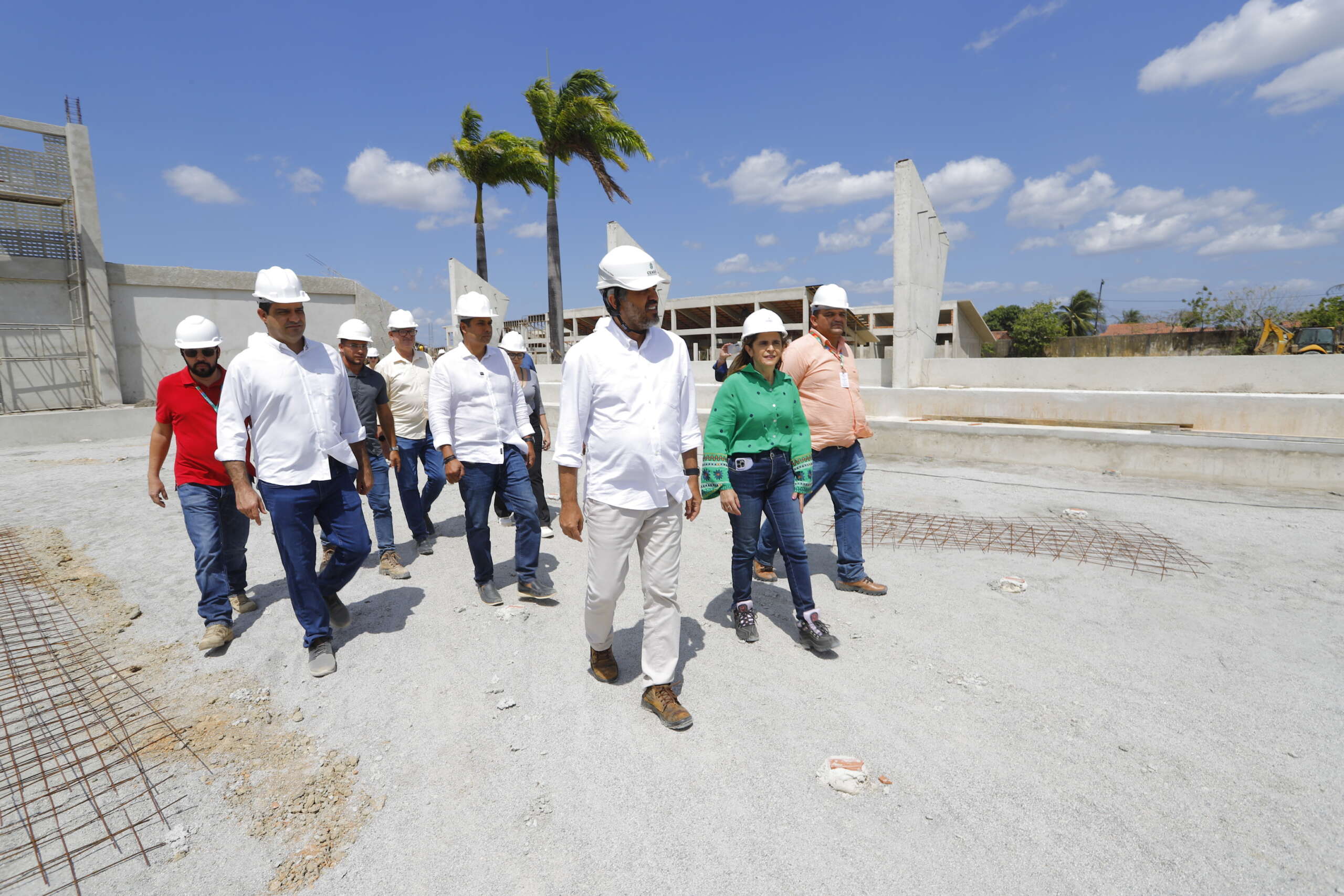 Governador Elmano de Freitas visita obras de escola e Mercado Municipal em Caucaia