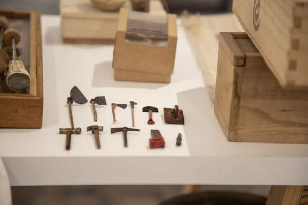 Em cartaz até domingo (11), exposição “Museu da Mão” é uma lembrança de que fazer arte não é mágica