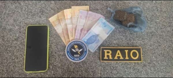 PMCE prende suspeito de tráfico de drogas durante ação em Itapipoca