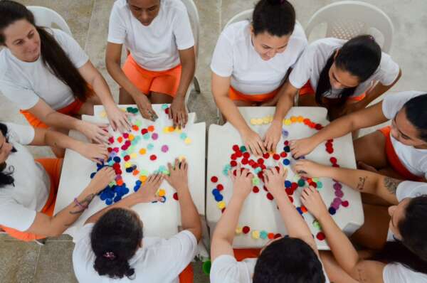 SAP e CeArt promovem oficina de Teoria das Cores para internas artesãs da Unidade Prisional Feminina Desembargadora Auri Moura Costa