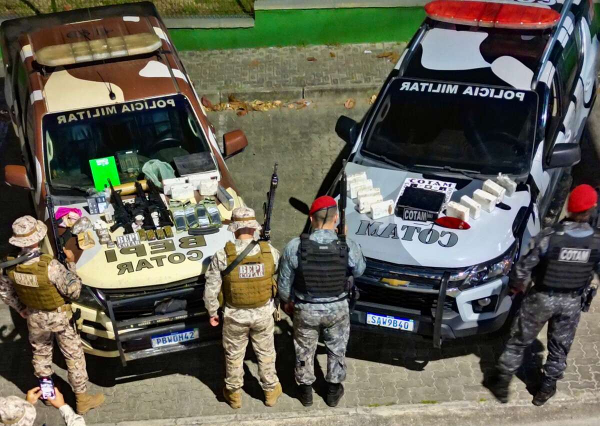 Com informações obtidas pelo Disque-Denúncia 181, PMCE prende dupla e apreende 10 kg de drogas, fuzis e munições