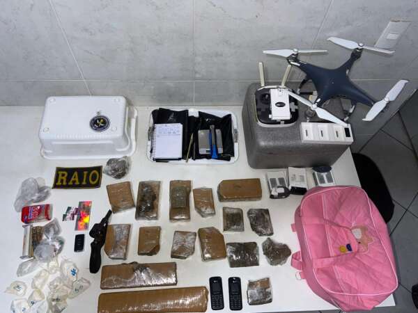 Em Itaitinga, CPRAIO apreende arma, mais de 5kg de drogas, drone e material para o tráfico